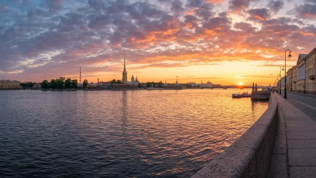 Главные достопримечательности Санкт-Петербурга в летний день