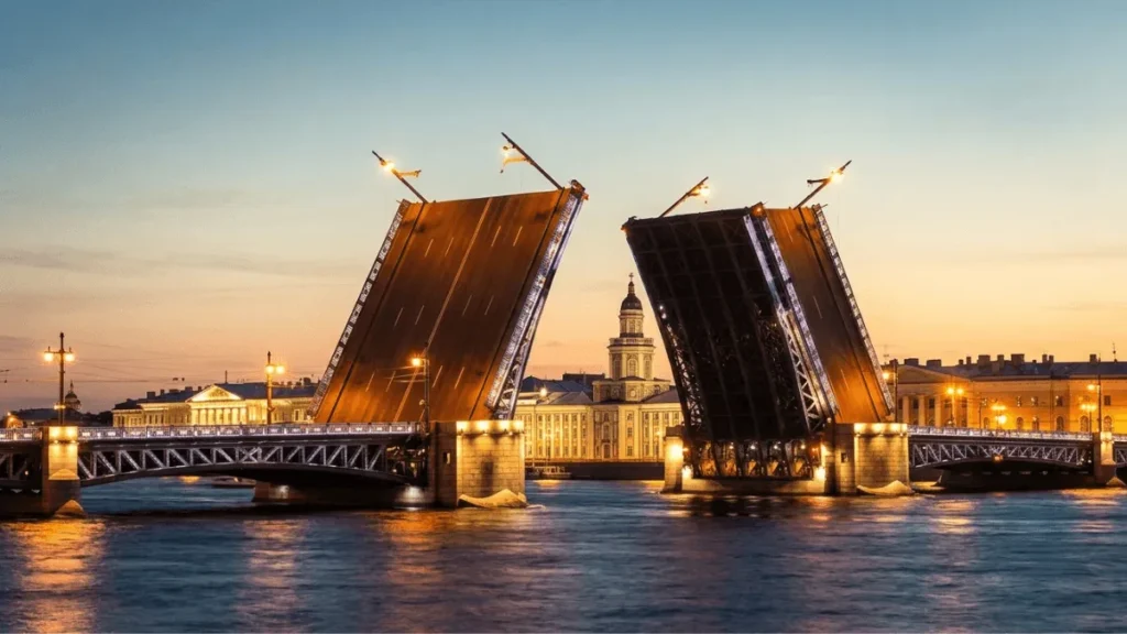 Ночные разводные мосты через Неву на фоне Петропавловской крепости